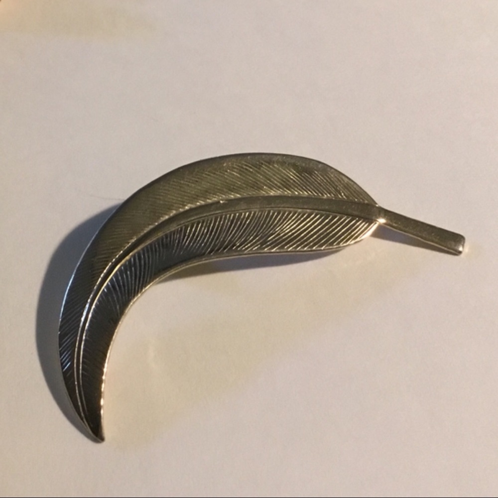 💎 ★❦꒒ik୧⌵♡⌵N୧w❦★ AUCTION PRICE👩🏻‍⚖️ Vintage Feather Leaf Brooch